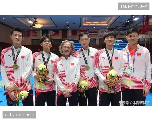 仲满训练完旁边队友还啃盒饭，他拎的那只包让我妈都问价格