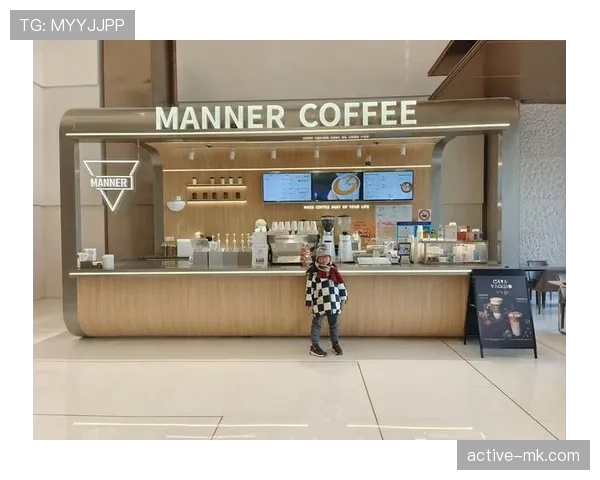 萨卡背着普通帆布包进咖啡店，门外那排豪车瞬间把我拉回三观崩塌的现实